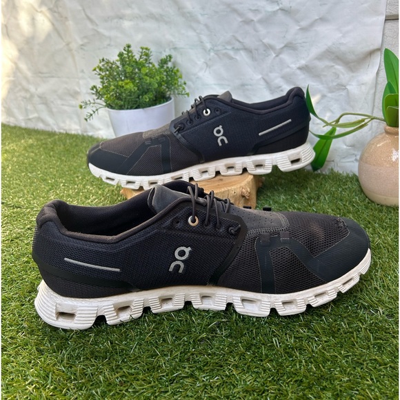 On Cloud 5 Sneakers in Black /white men size  12 gently used - Picture 5 of 16